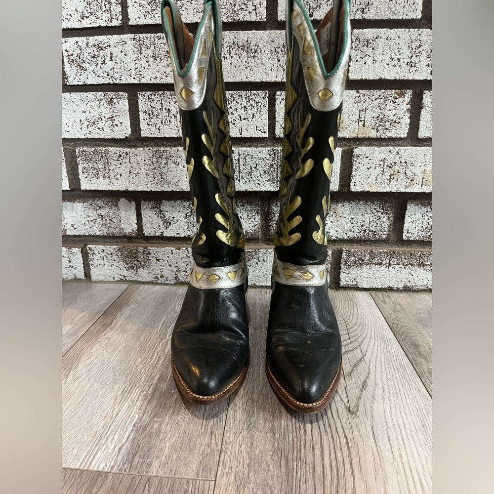 Size 5.5 women’s western boots. Great condition, very unique.